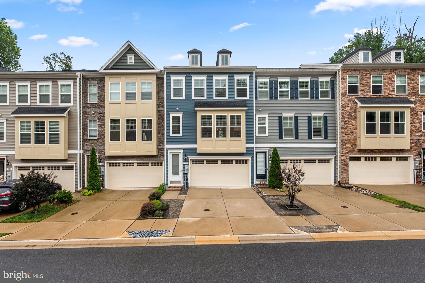 1210 HICKORY HILL CIR