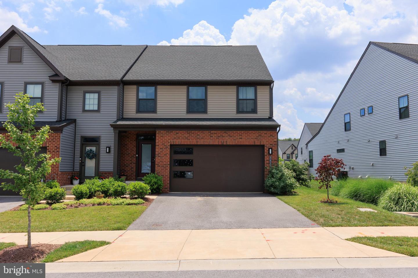 7615 Rossville Ln Property Photo 1