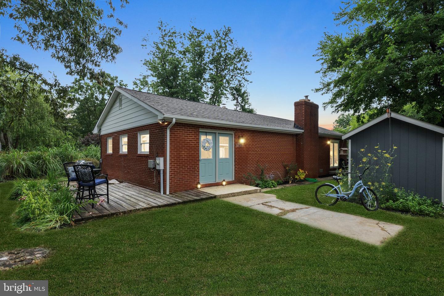 1359 Linden Ave Property Photo 1