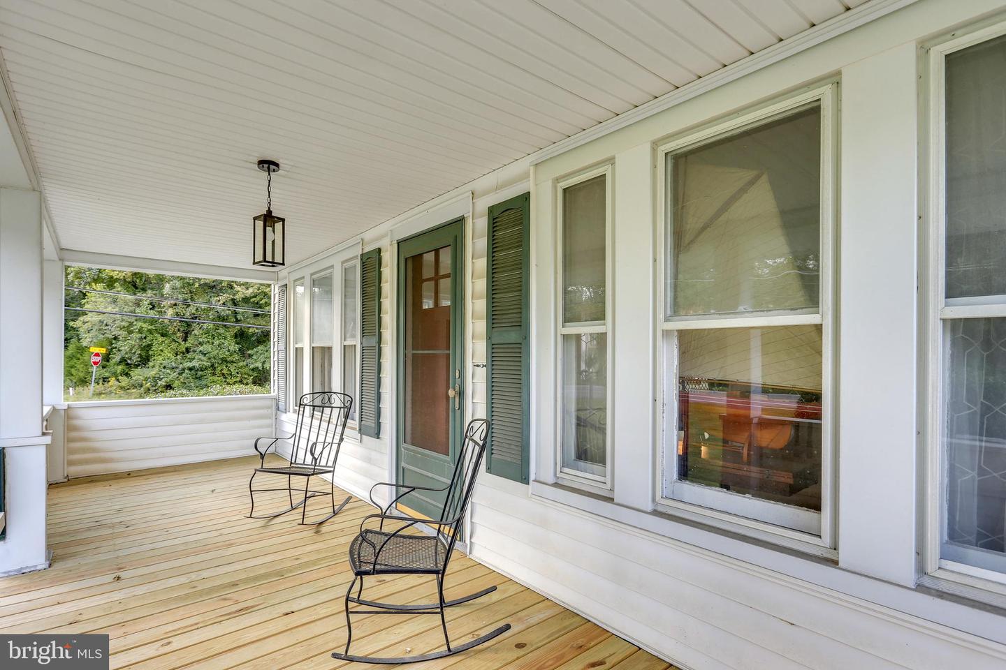 1462 Snug Harbor Rd Property Photo 5