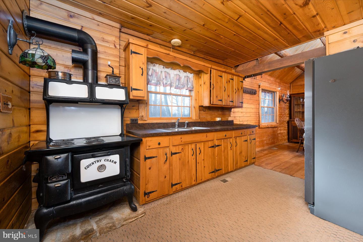 5742 Brooks Woods Rd Property Photo 4
