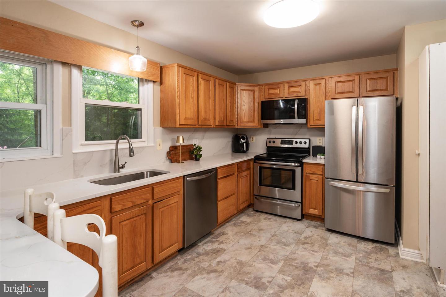 2194 Hallmark Ct Property Photo 5
