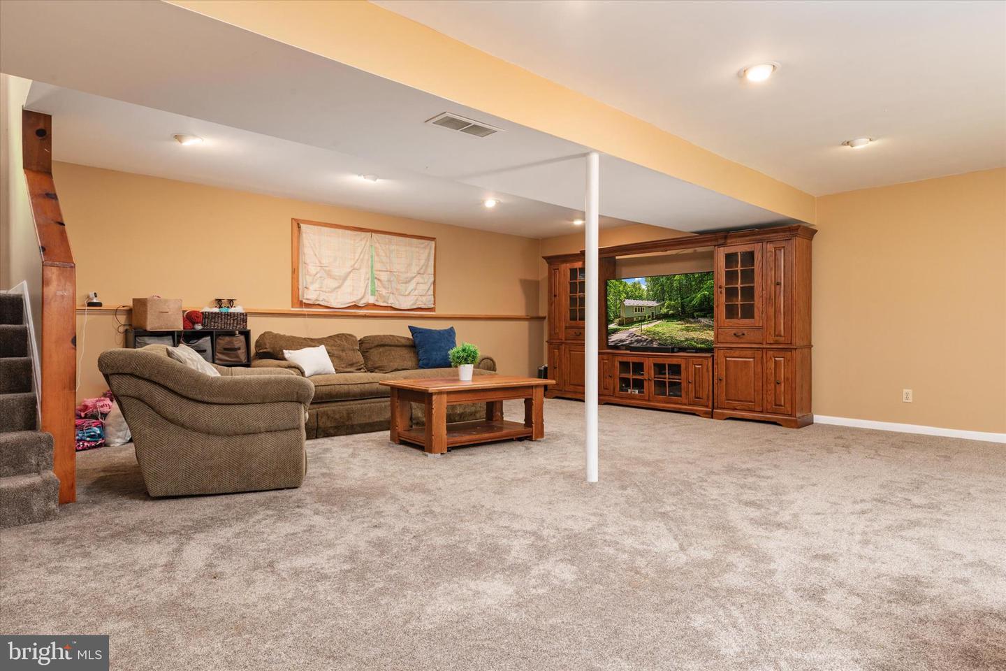 2194 Hallmark Ct Property Photo 6