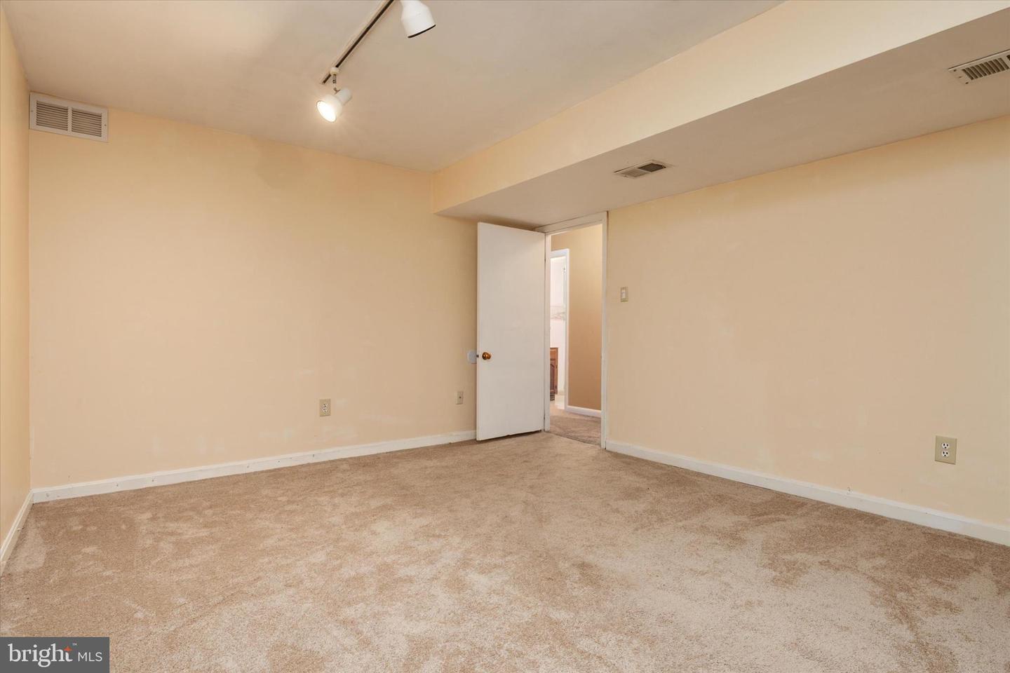 2194 Hallmark Ct Property Photo 27