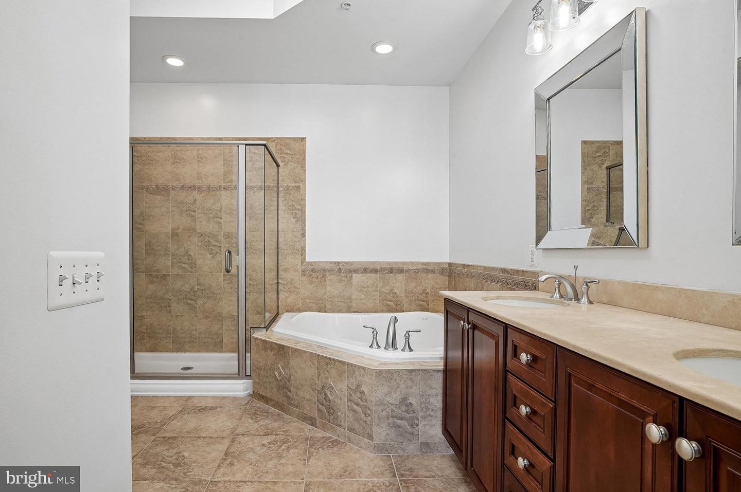 1915 Towne Centre Blvd #915 Property Photo 8