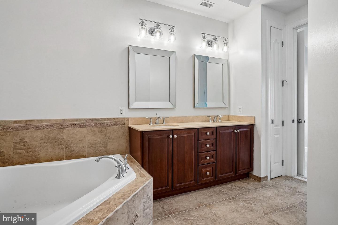 1915 Towne Centre Blvd #915 Property Photo 9