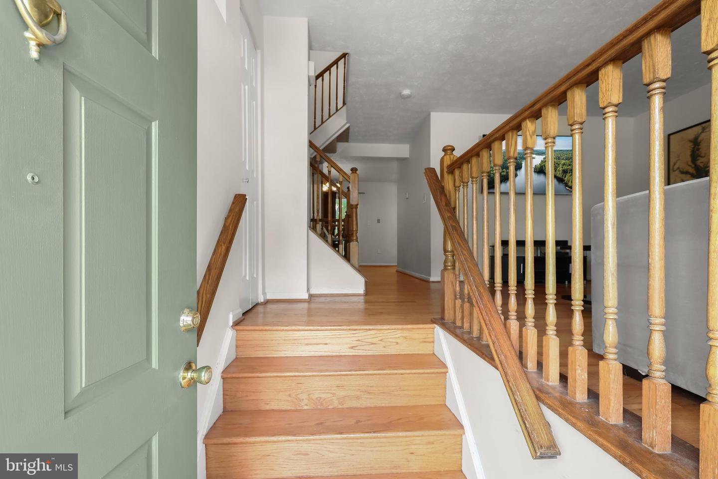1210 Swanhill Ct Property Photo 2