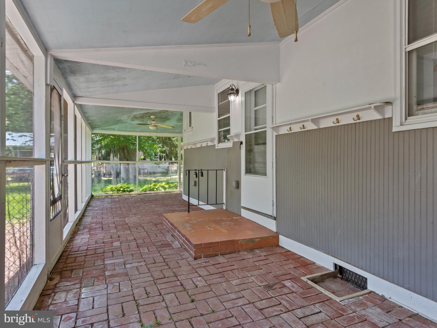 1413 Central Ave E Property Photo 3