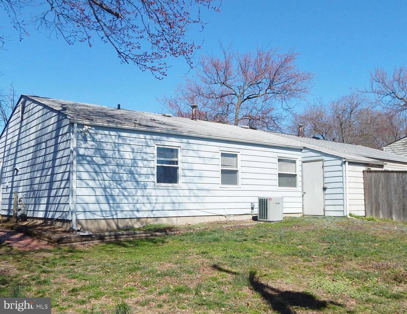 1073 Kings Rd Property Photo 2
