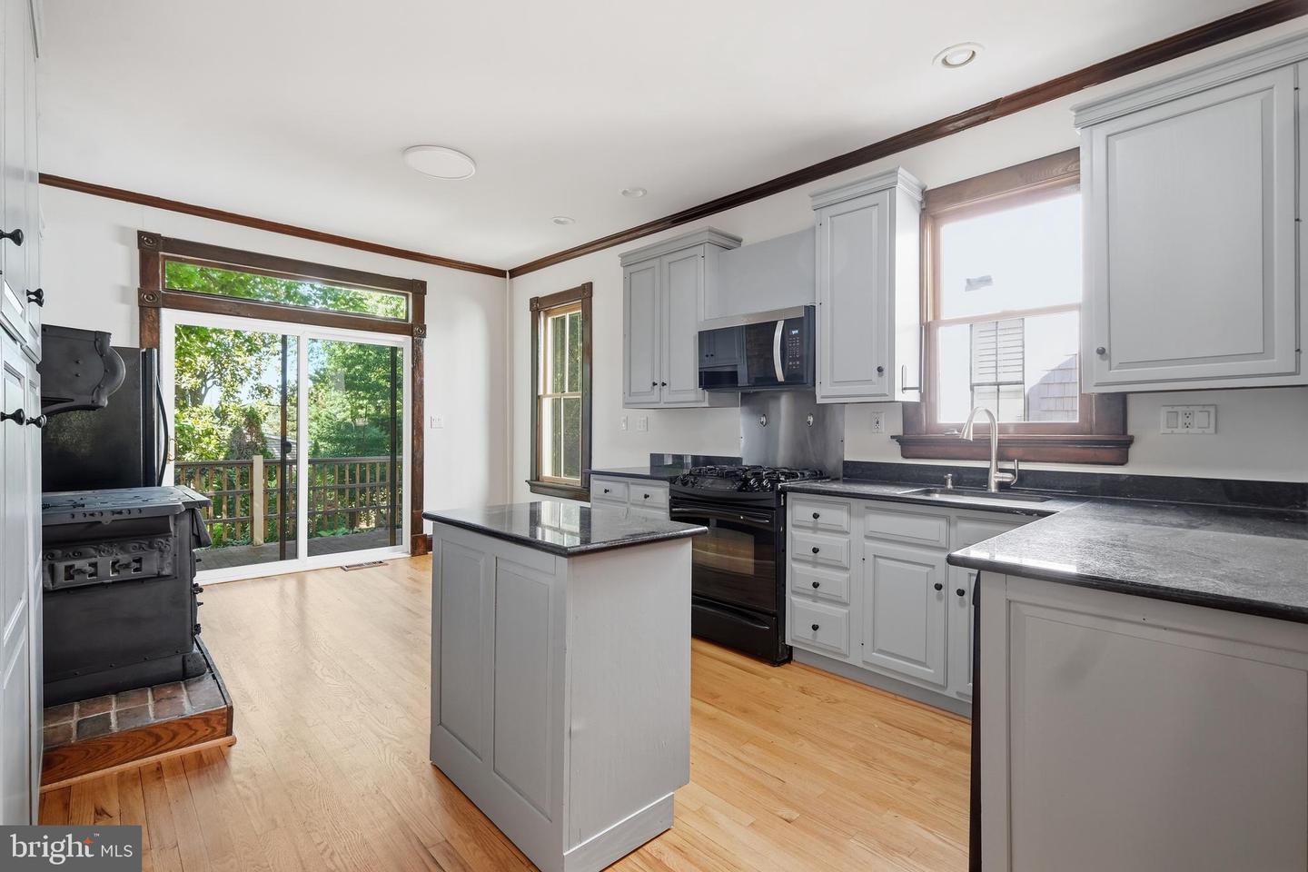 87 Shipwright St Property Photo 9