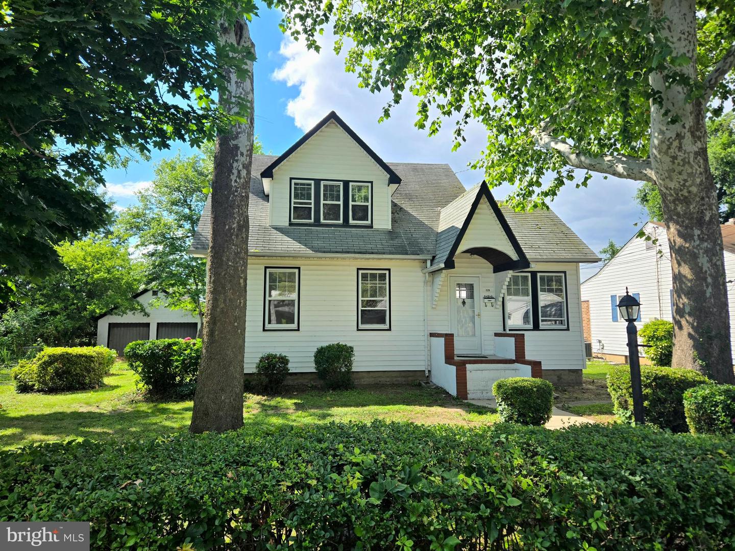 220 Meadow Rd Property Photo 3