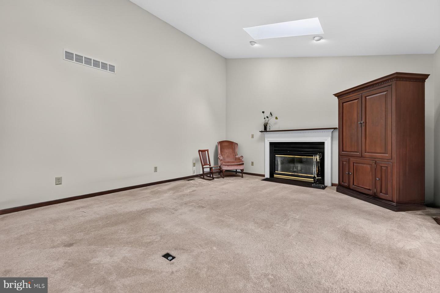 1482 Westcliff Dr Property Photo 12