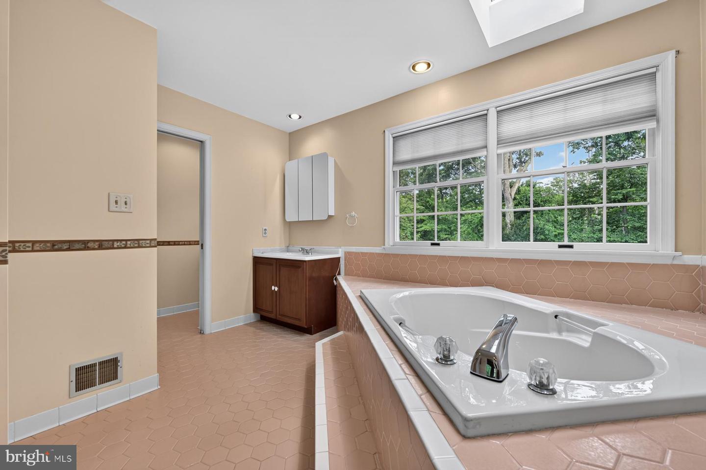 1482 Westcliff Dr Property Photo 30
