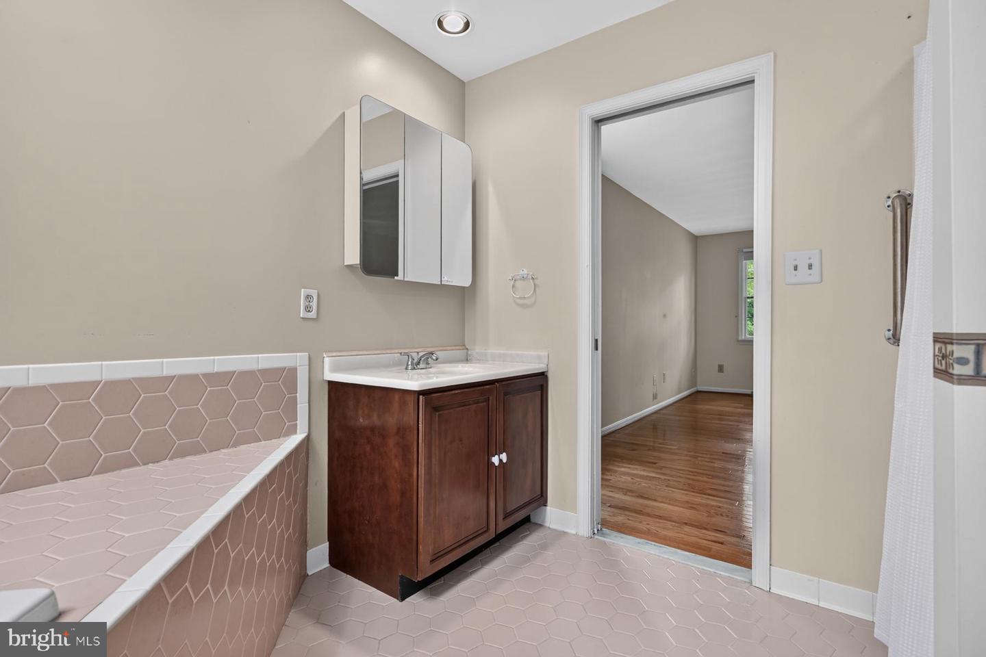 1482 Westcliff Dr Property Photo 31