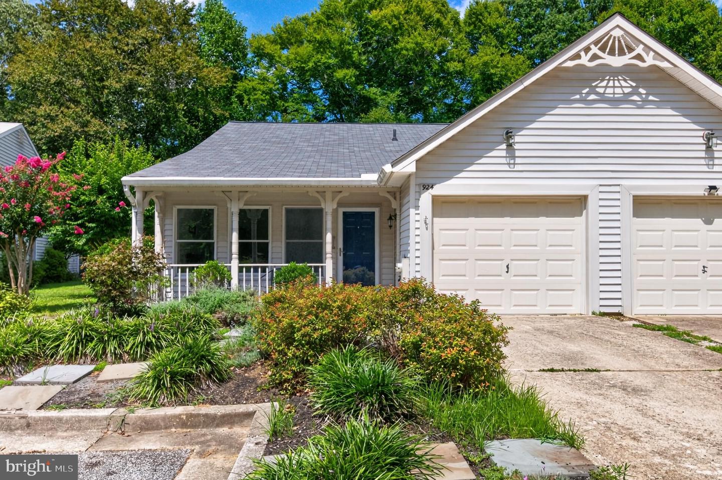 924 Shipmaster Ct Property Photo 2