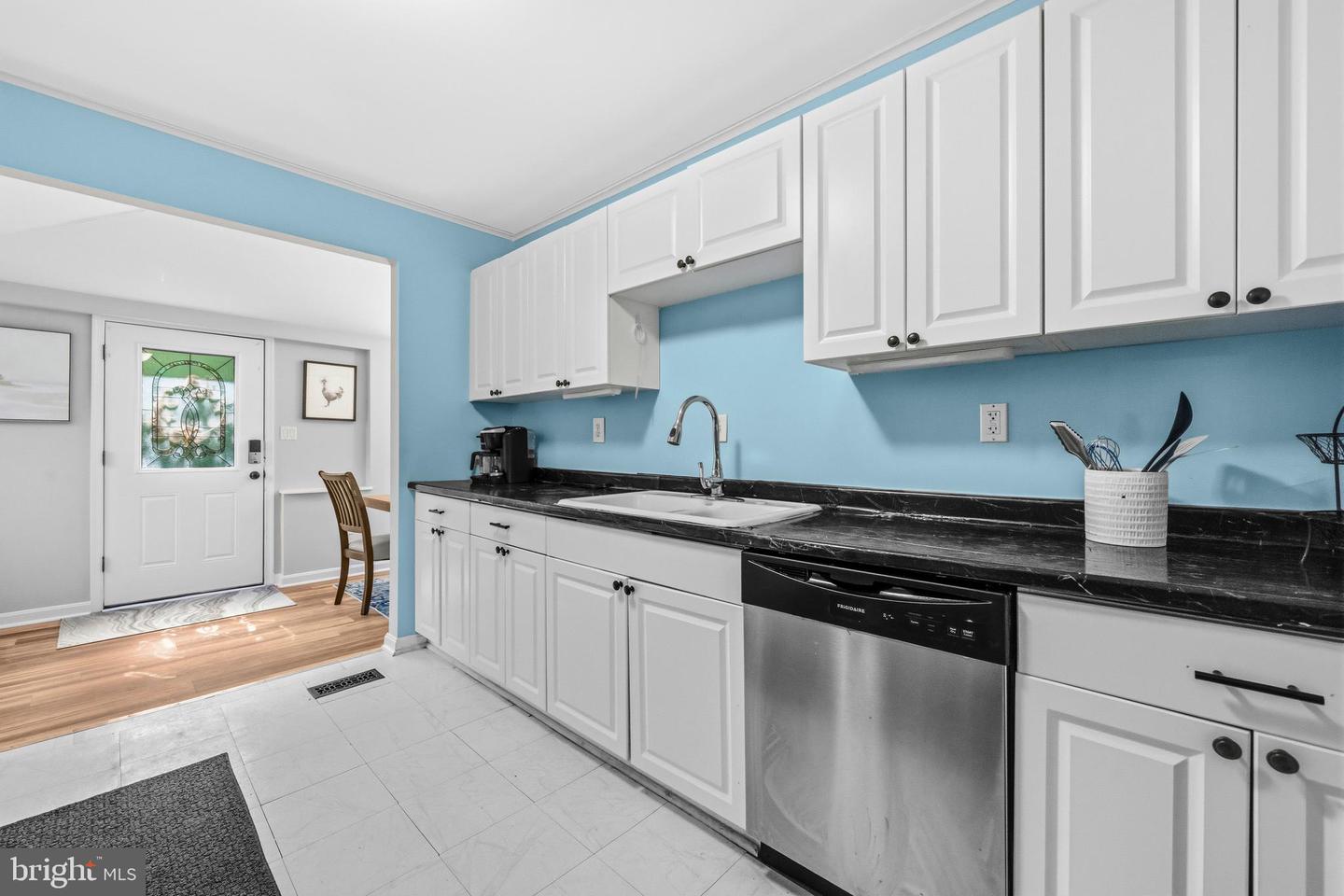 4921 Olive St Property Photo 10