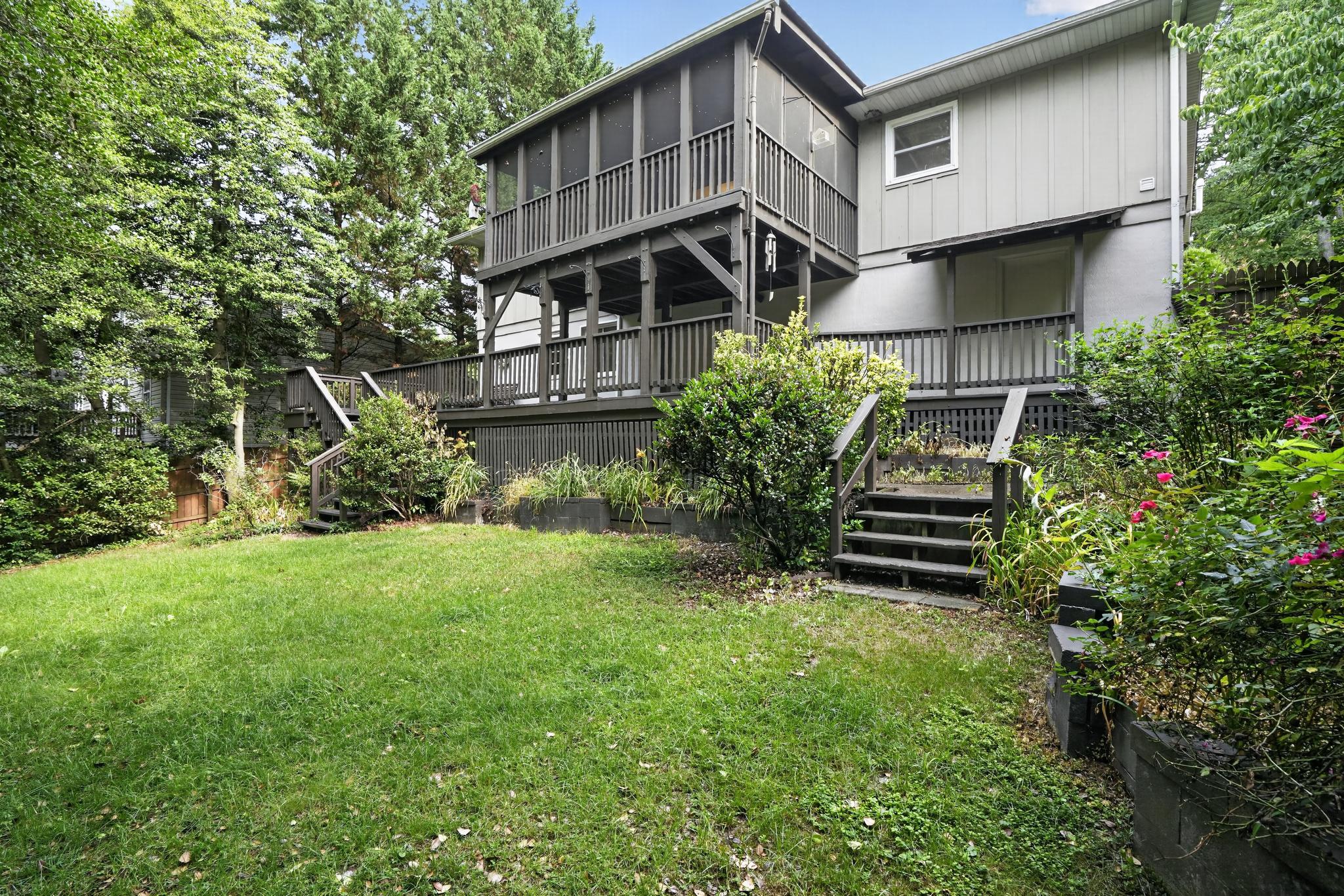 1045 Skyview Dr Property Photo 3