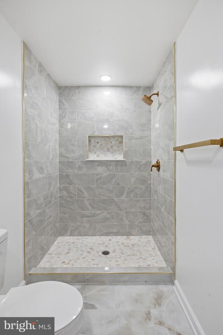 896 Forest Ln Property Photo 36