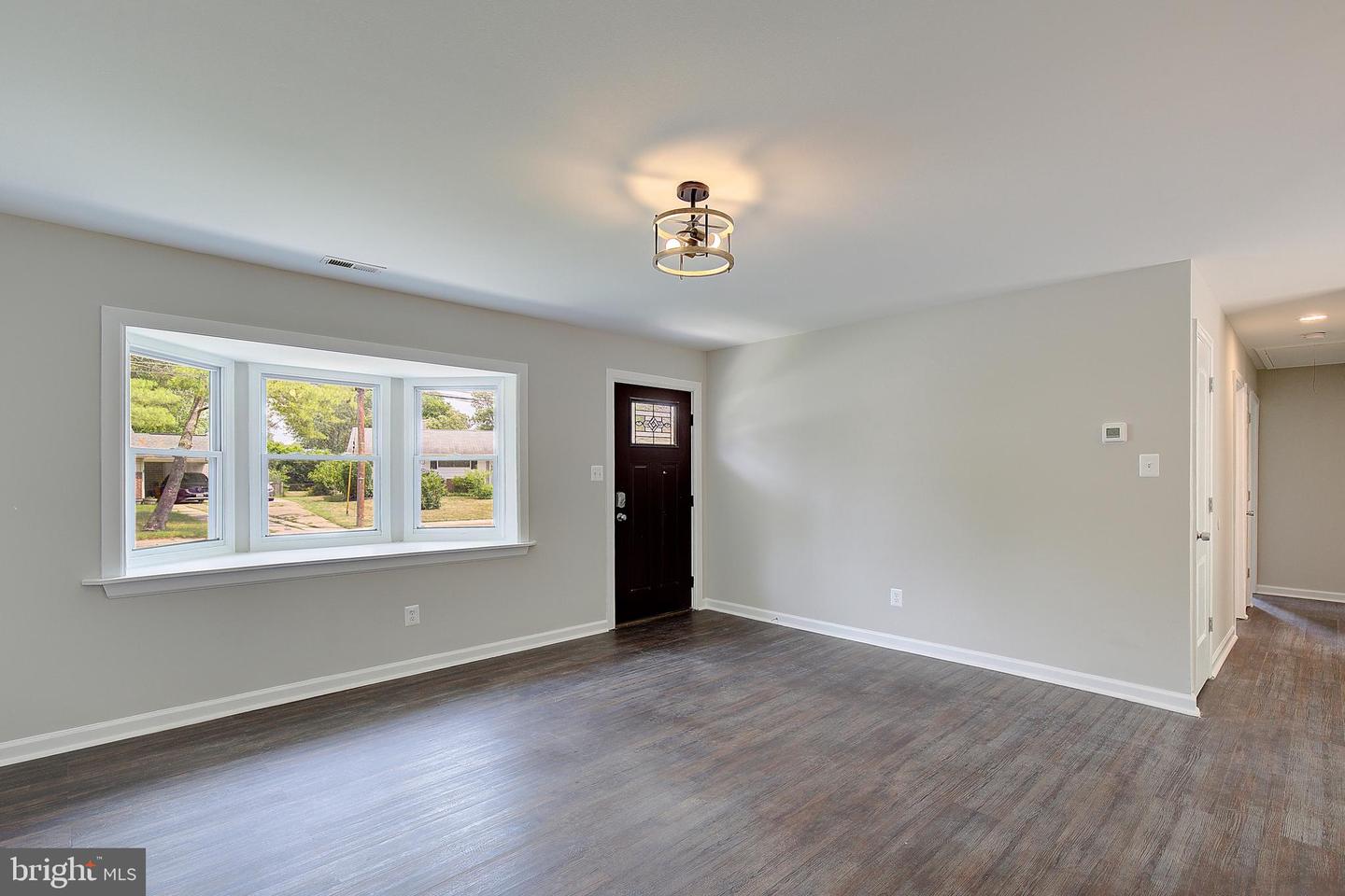 516 Queen Anne Ave Property Photo 6