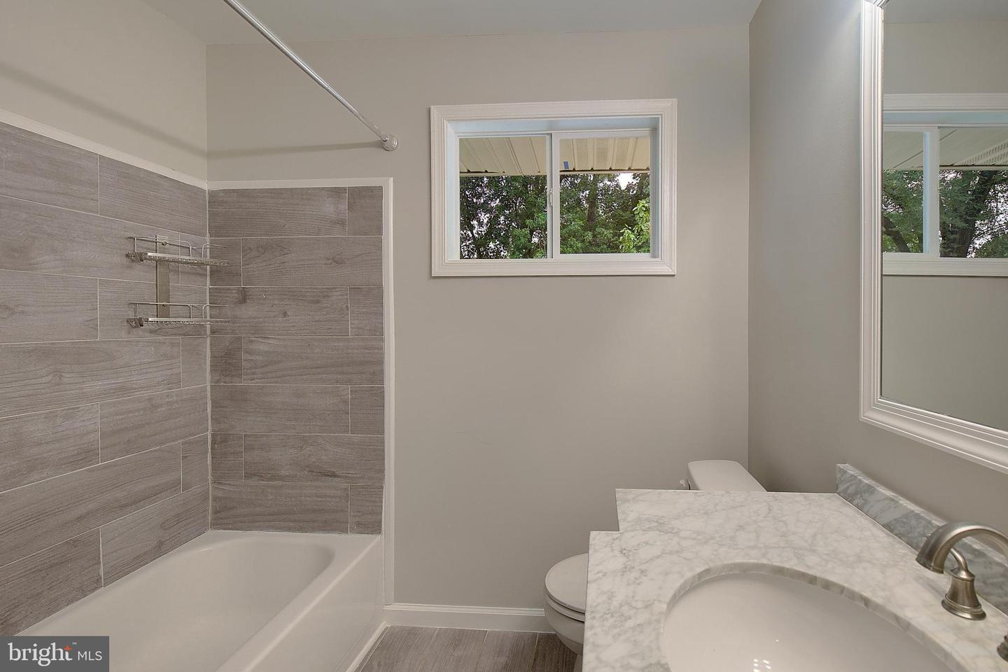 516 Queen Anne Ave Property Photo 34