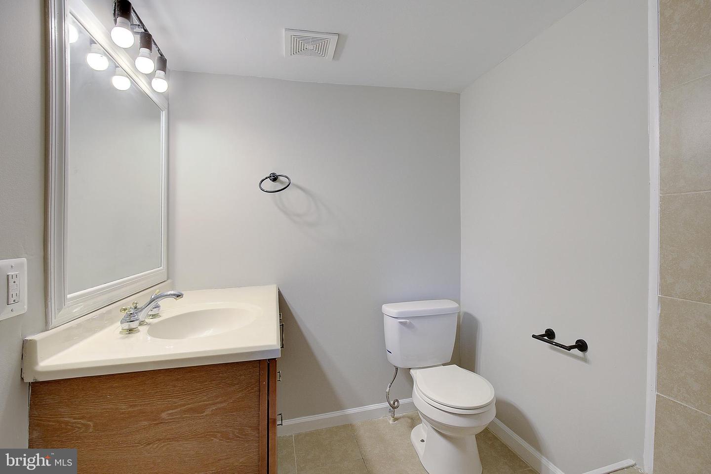 516 Queen Anne Ave Property Photo 40