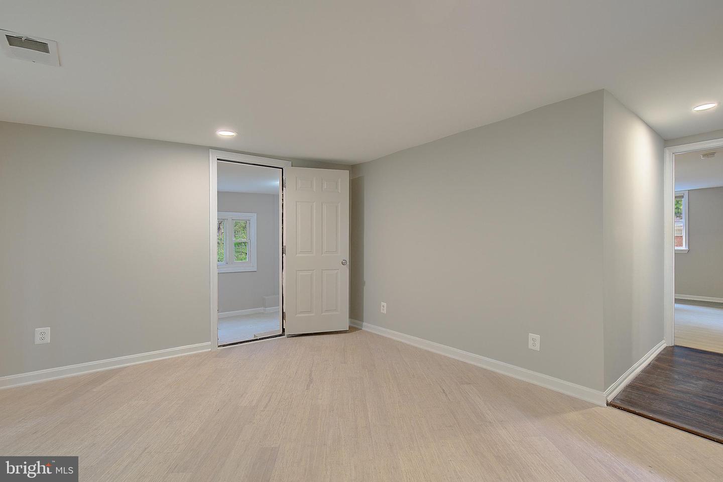 516 Queen Anne Ave Property Photo 44