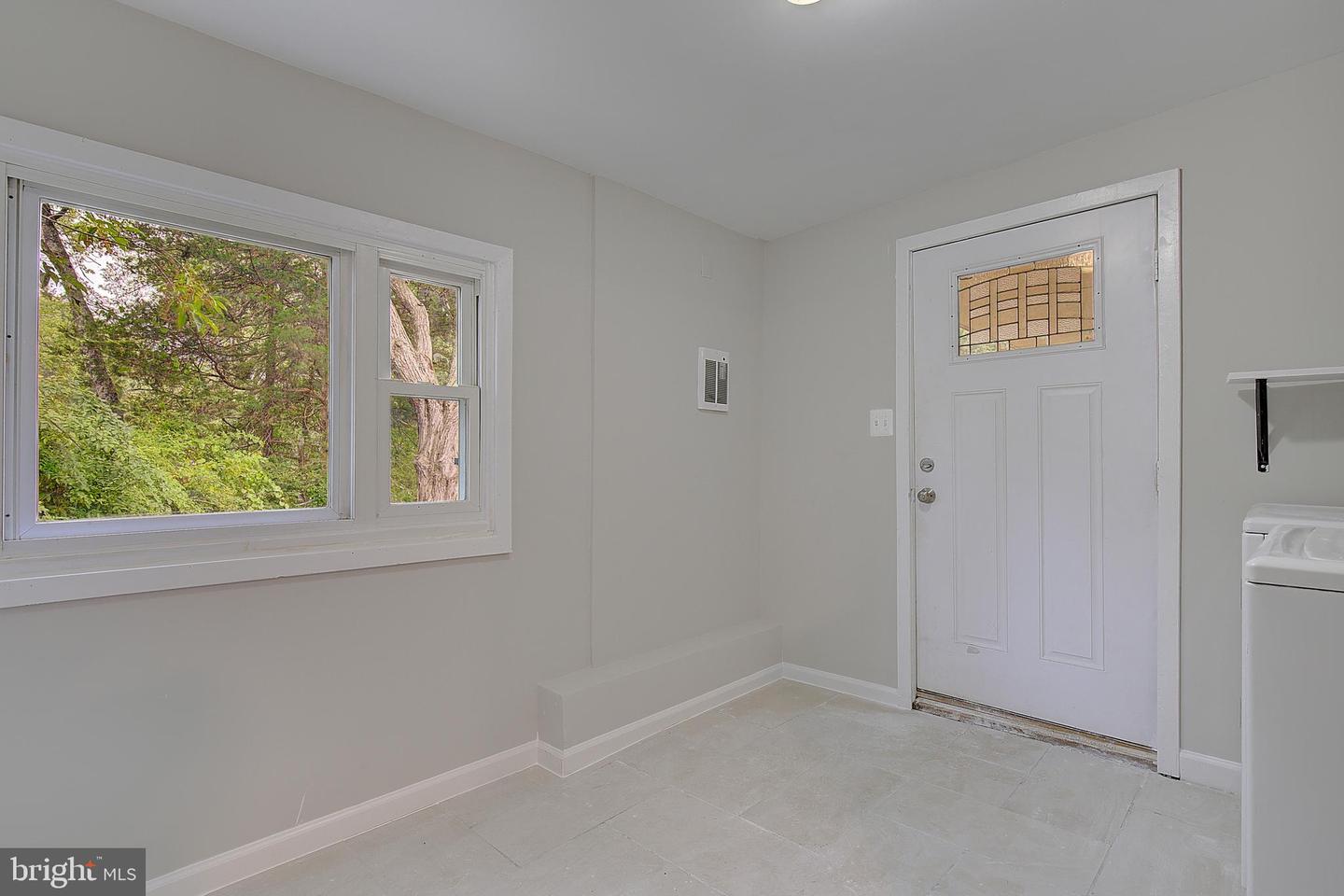 516 Queen Anne Ave Property Photo 46