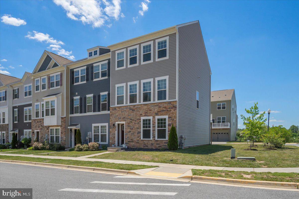 2020 Hinshaw Dr Property Photo 1