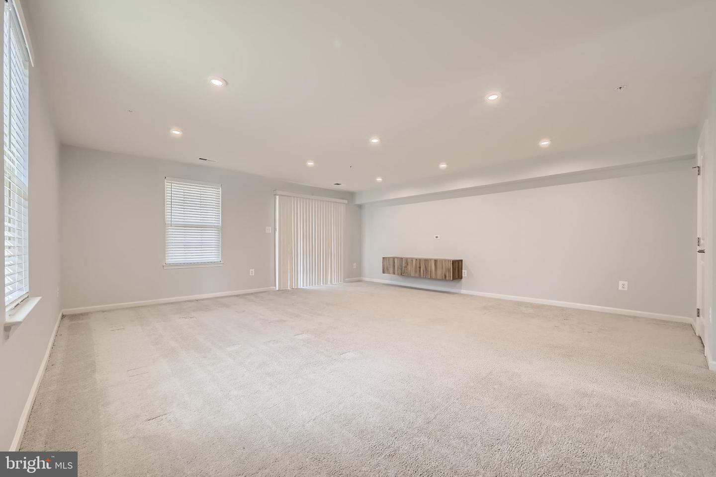 2911 Stagg Ln Property Photo 6
