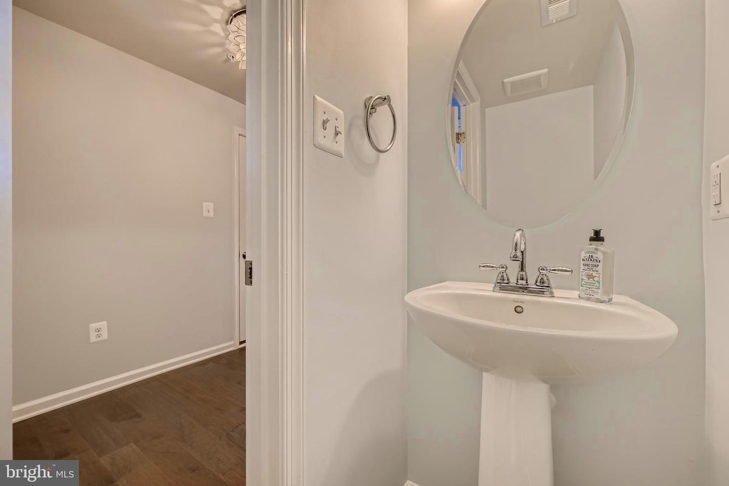 2911 Stagg Ln Property Photo 8