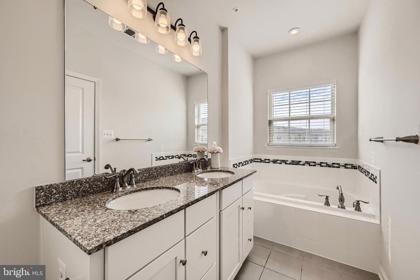 2911 Stagg Ln Property Photo 25