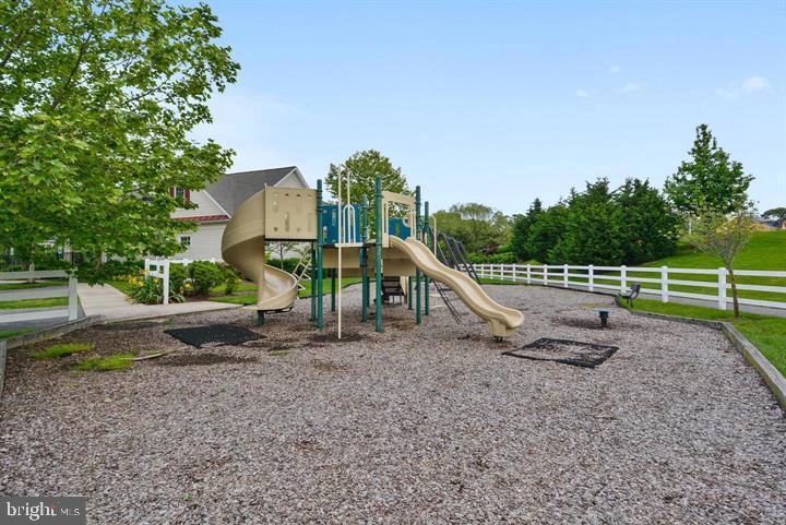 908 Enfield Way Property Photo 5