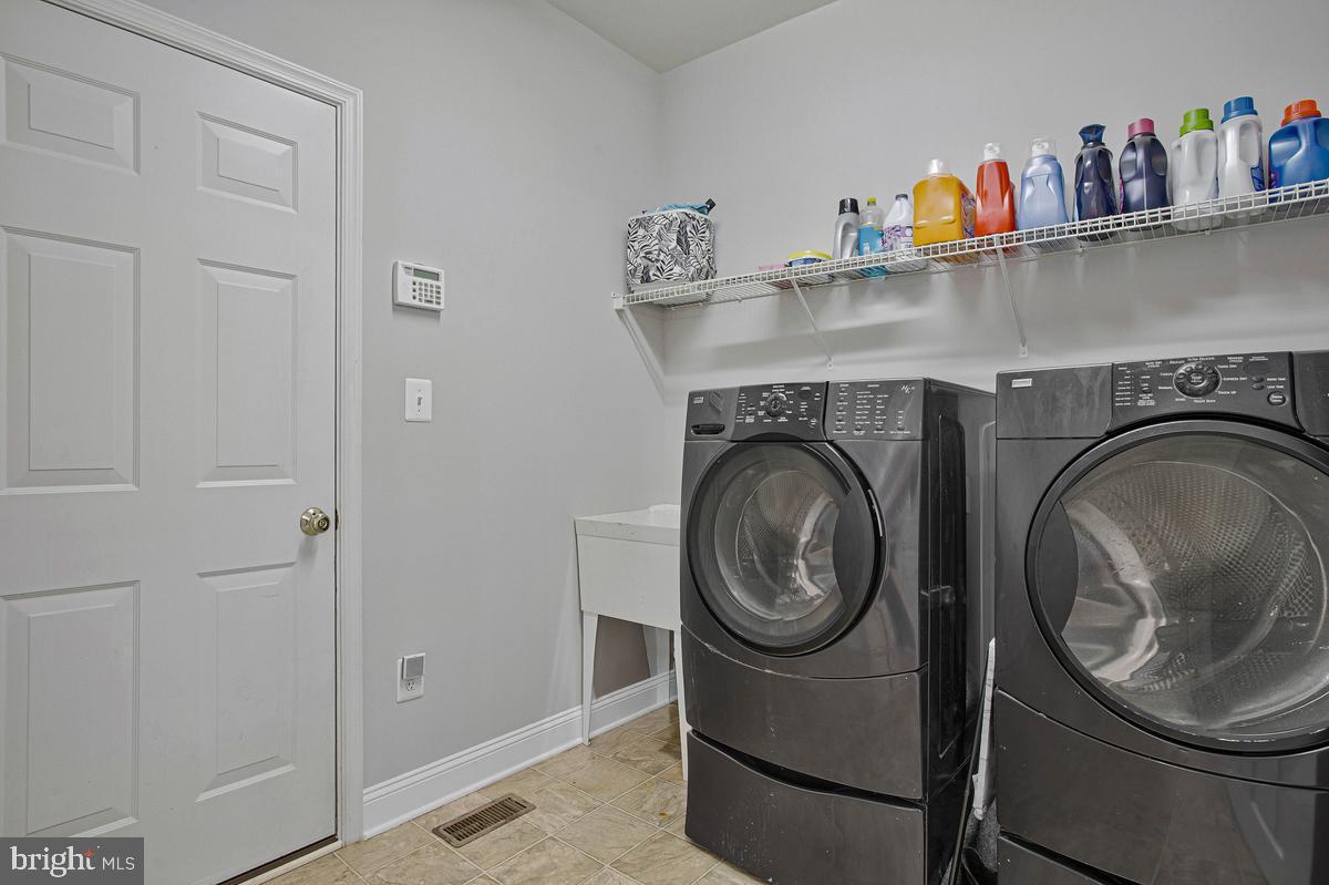 908 Enfield Way Property Photo 38
