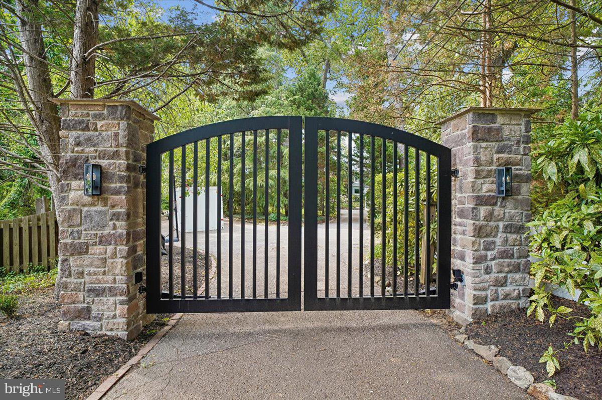 300 Magothy Bridge Rd Property Photo 3