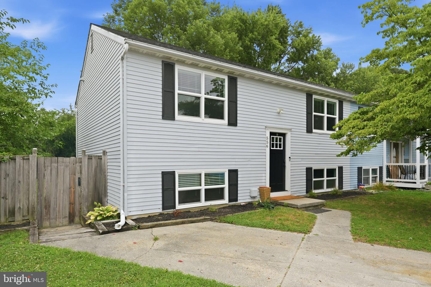 556 E Park Ct Property Photo 1