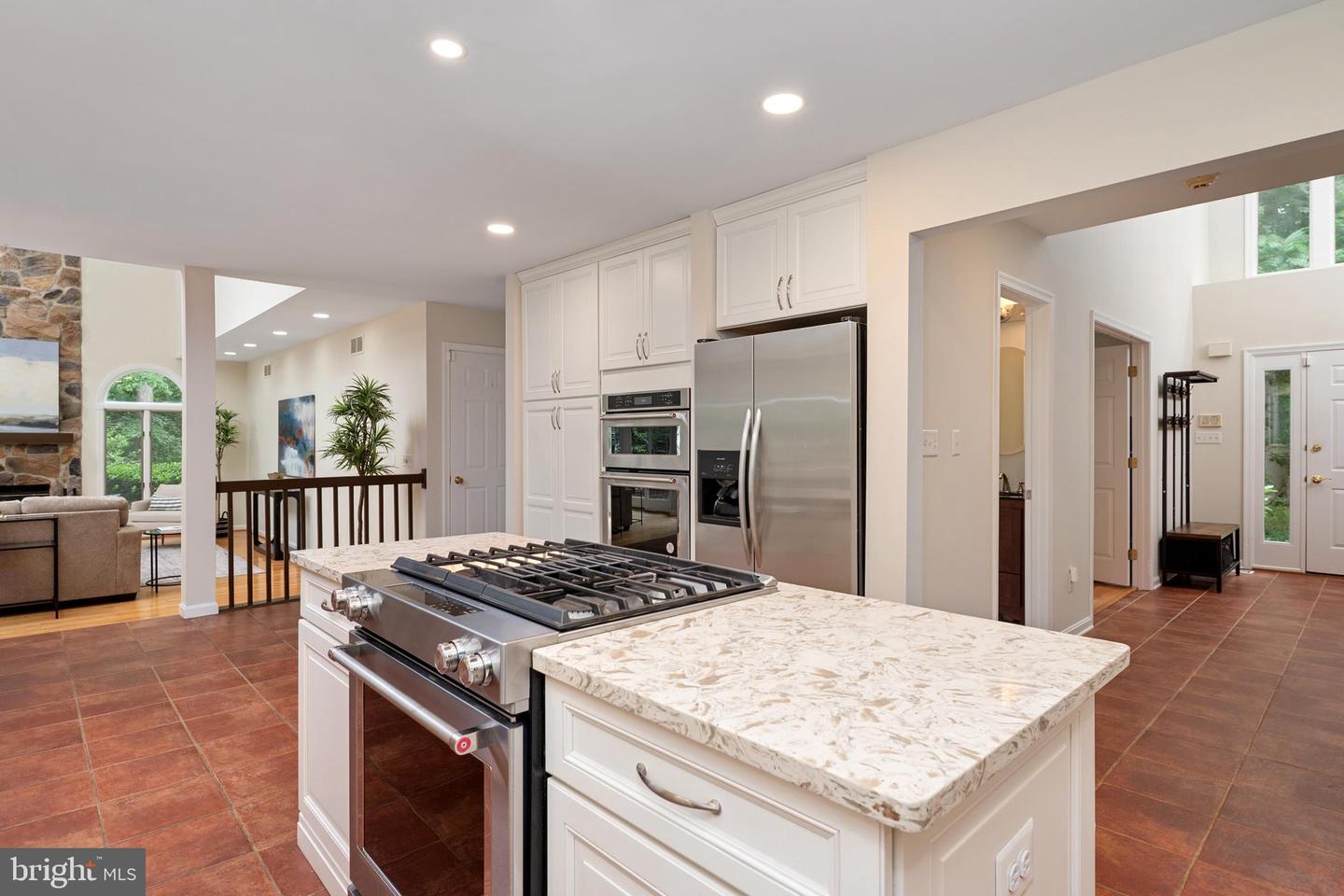 1499 Westcliff Dr Property Photo 10