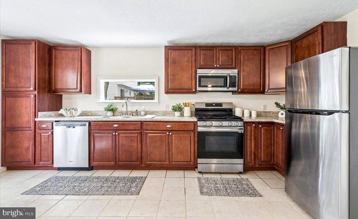 423 Shetlands Ln Property Photo 3