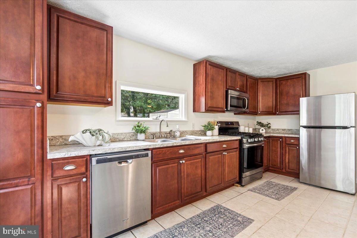 423 Shetlands Ln Property Photo 4