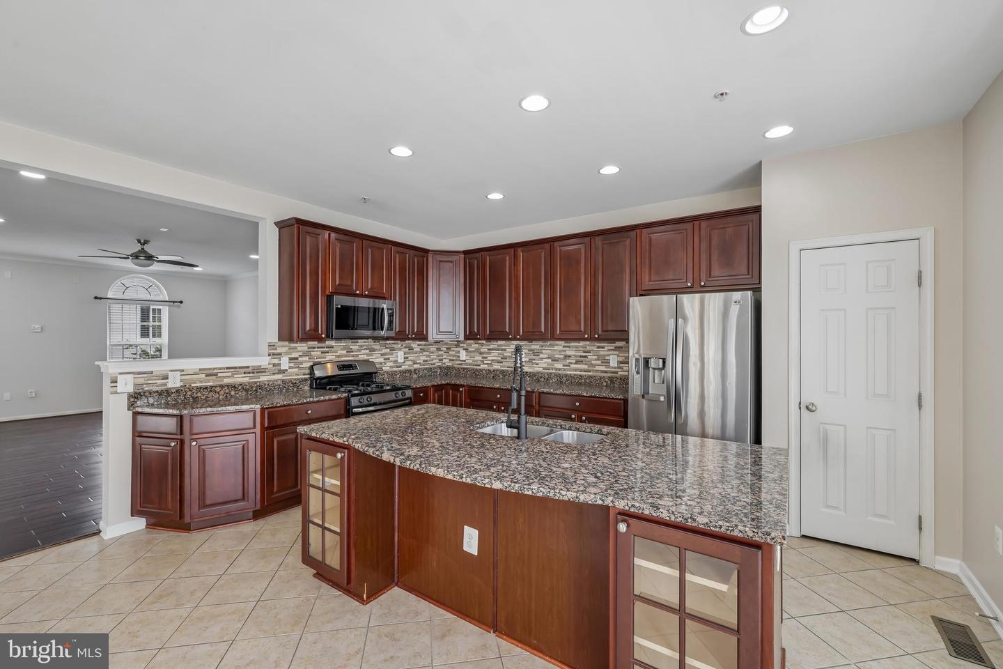 7644 Sandhurst Ln Property Photo 2