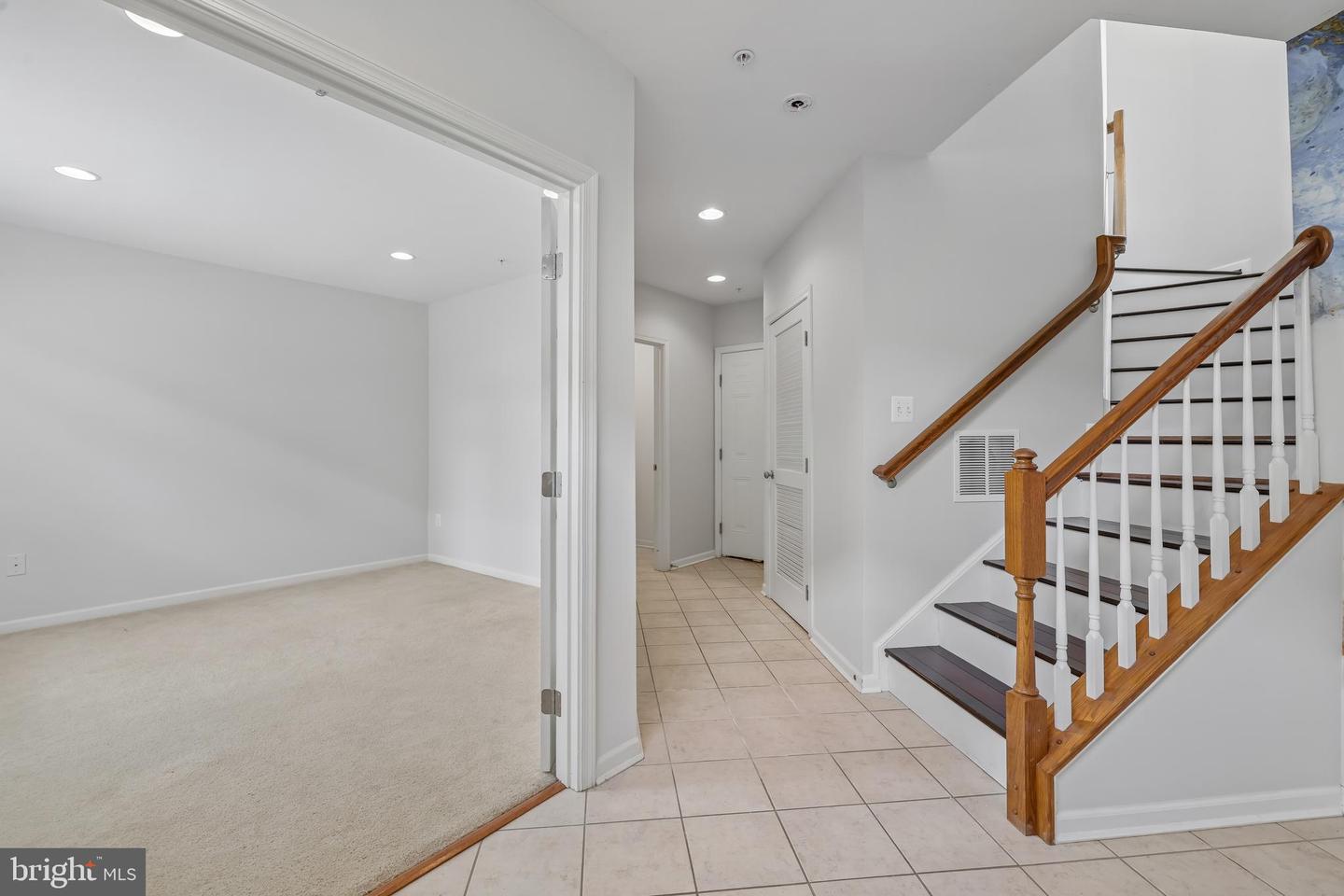 7644 Sandhurst Ln Property Photo 8
