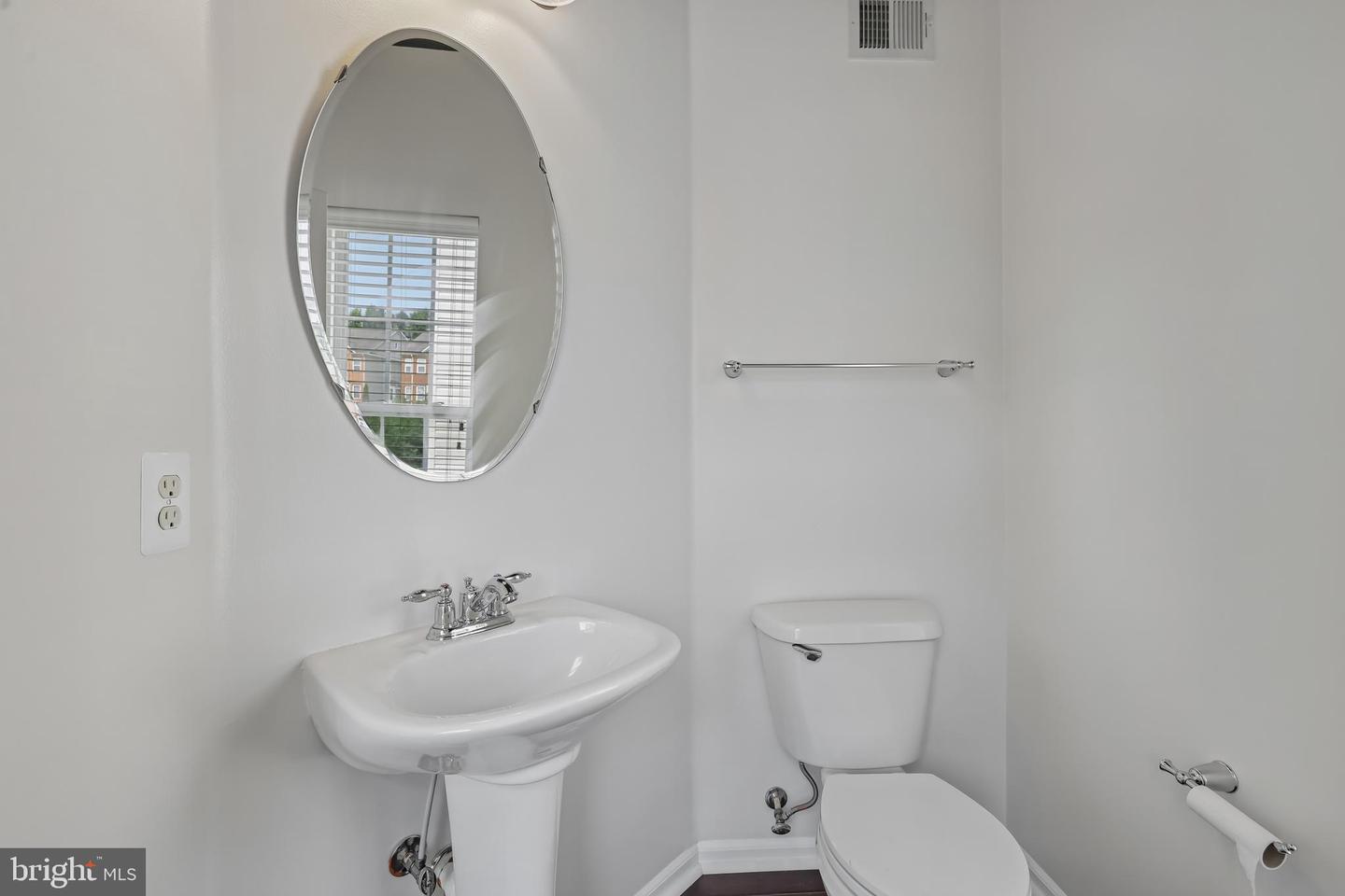 7644 Sandhurst Ln Property Photo 26