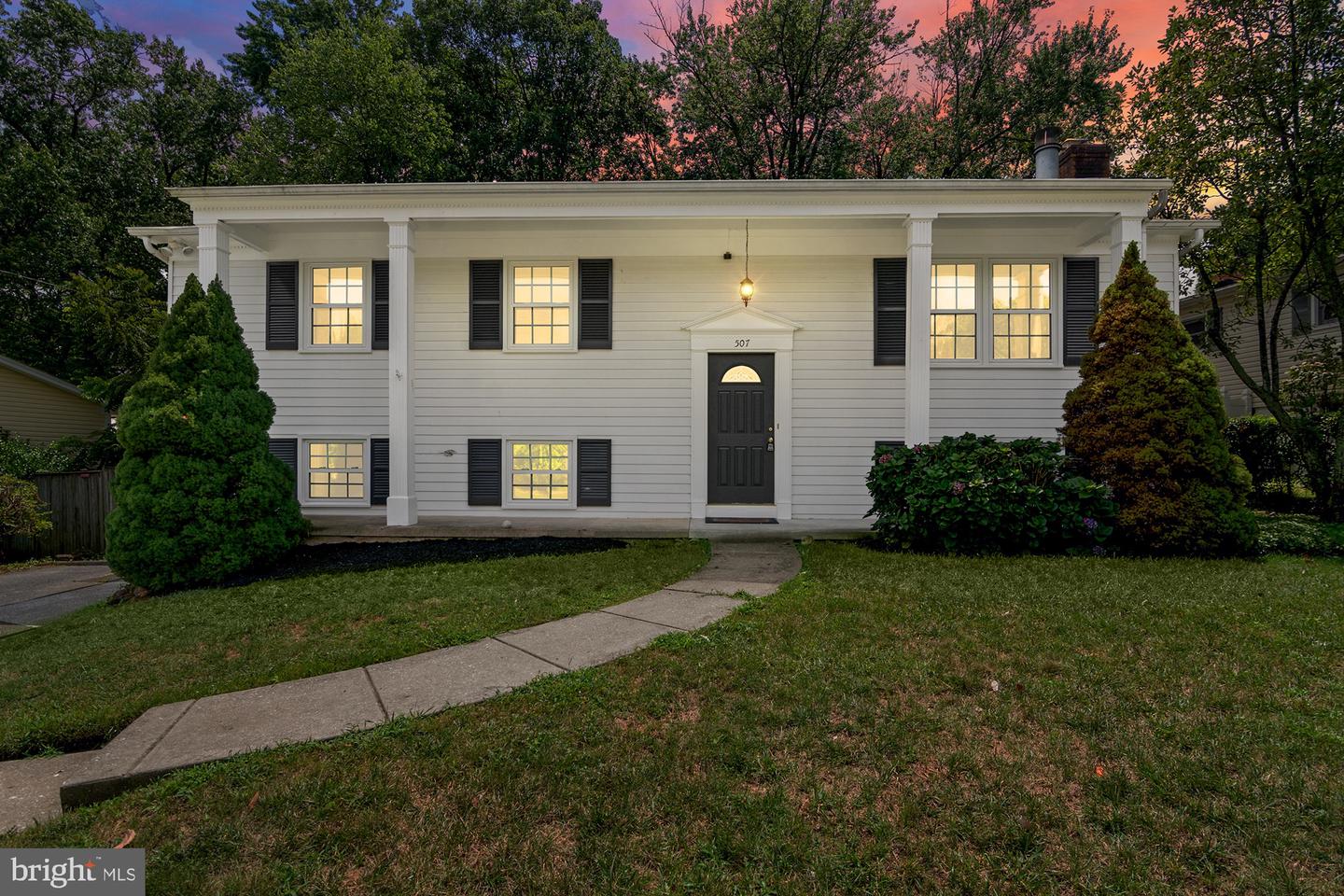507 WILLIAMSBURG LN Property Photo 1