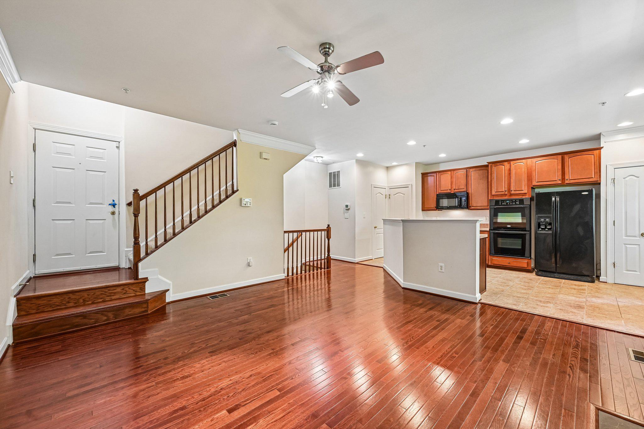 3557 Carriage Walk Ln #77h Property Photo 6