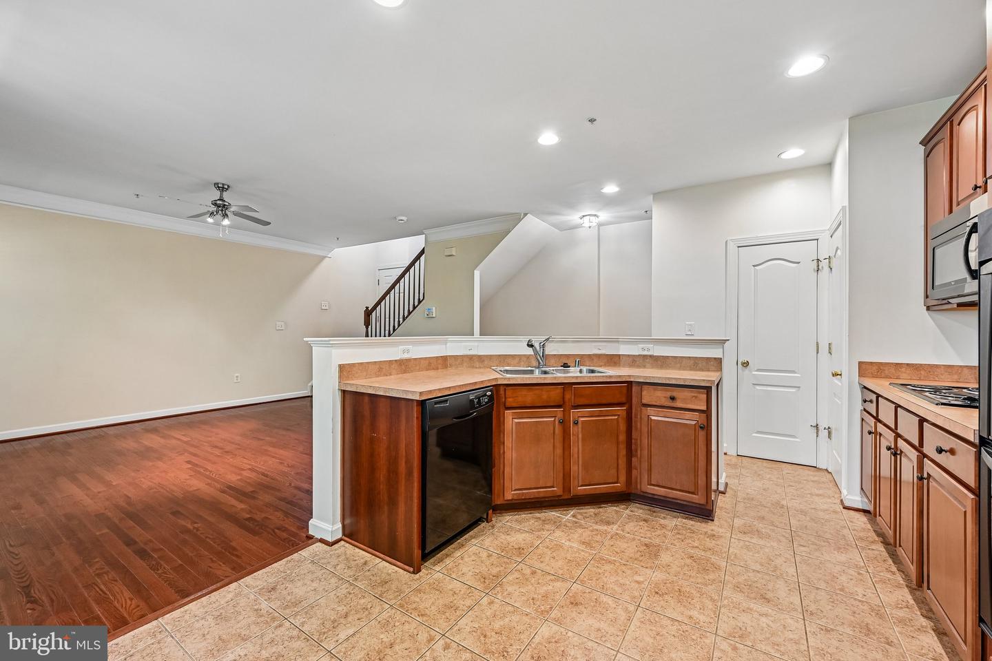 3557 Carriage Walk Ln #77h Property Photo 14