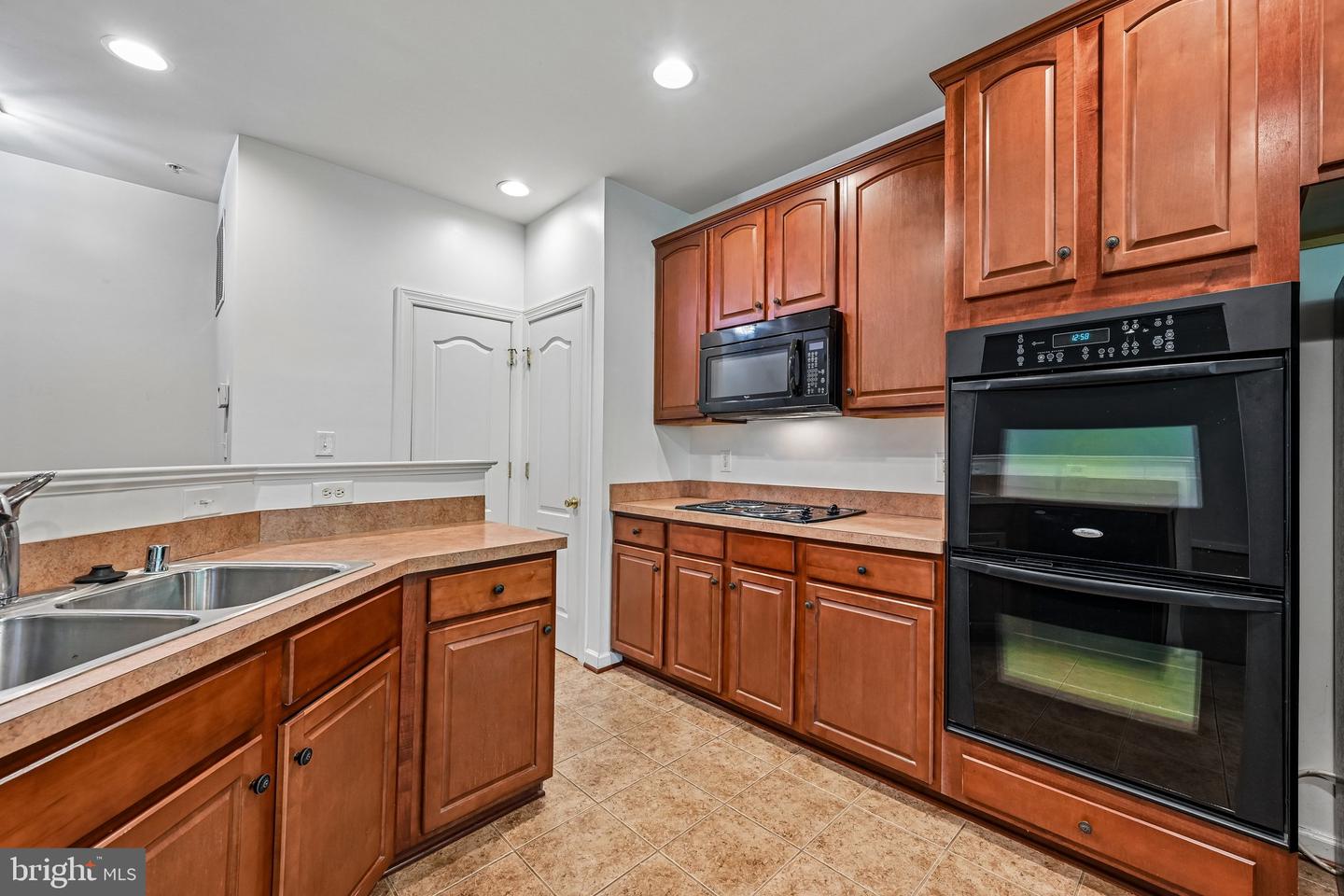 3557 Carriage Walk Ln #77h Property Photo 16
