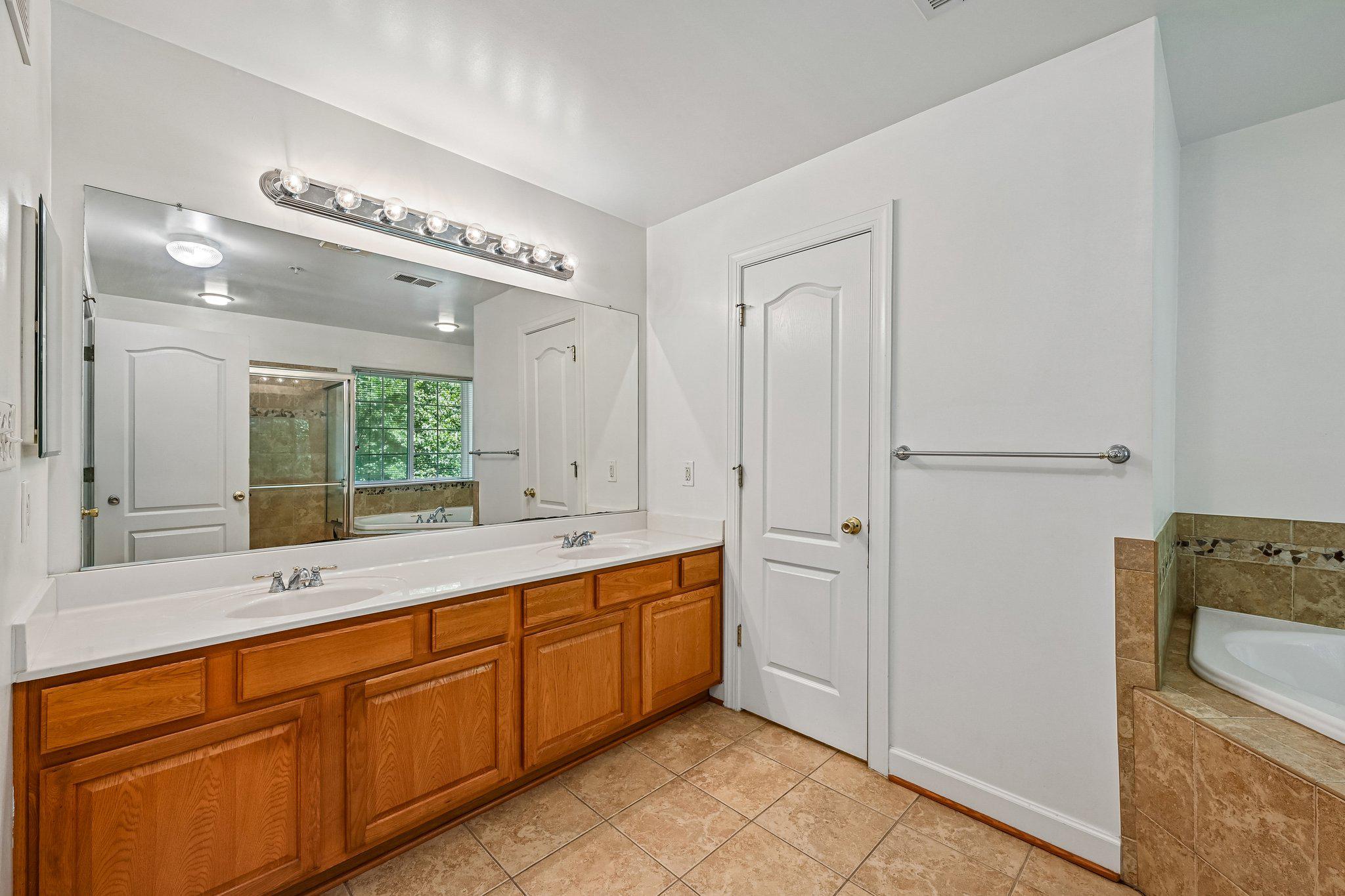 3557 Carriage Walk Ln #77h Property Photo 36