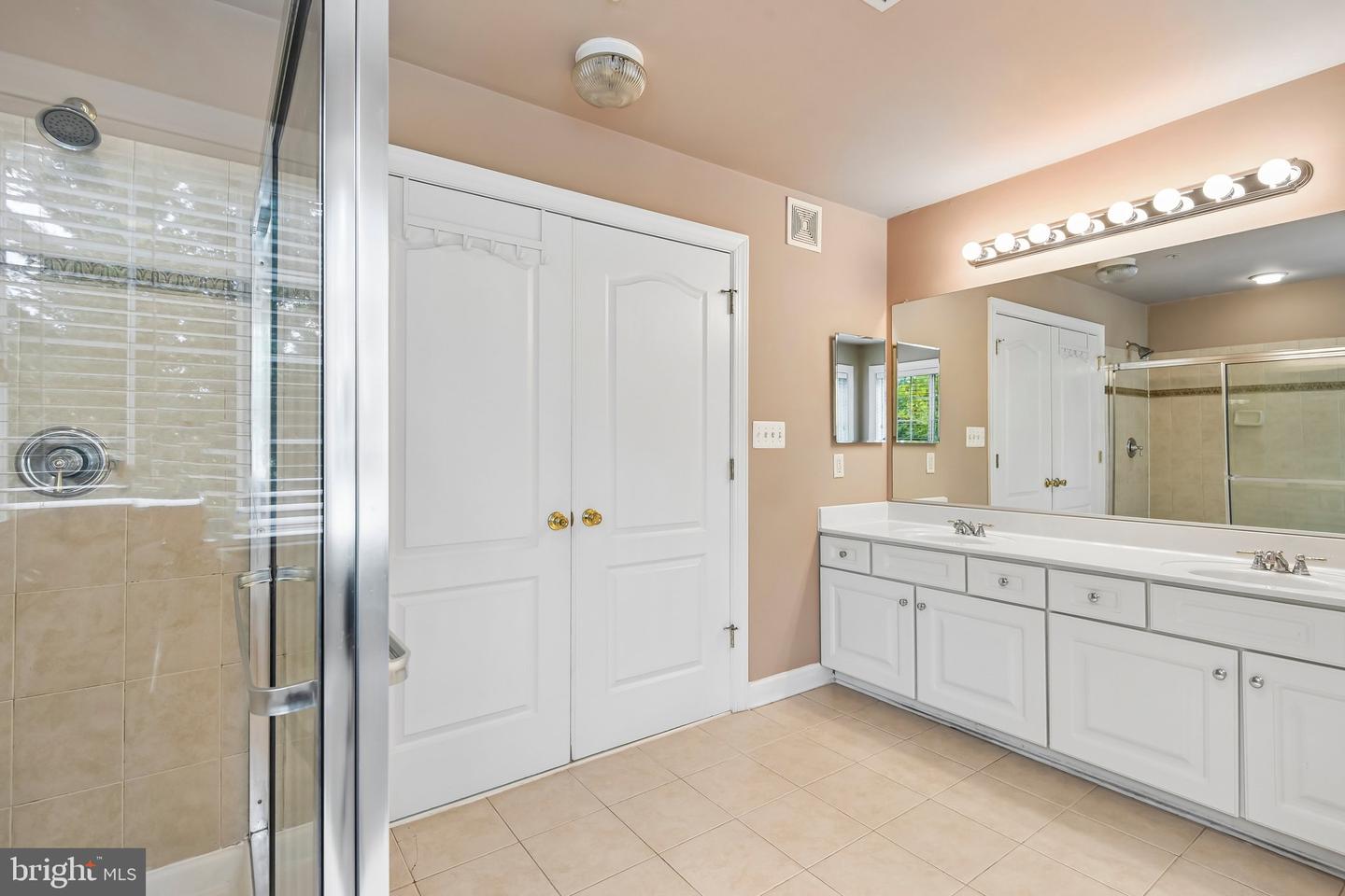 3448 Carriage Walk Ct #24-b Property Photo 27