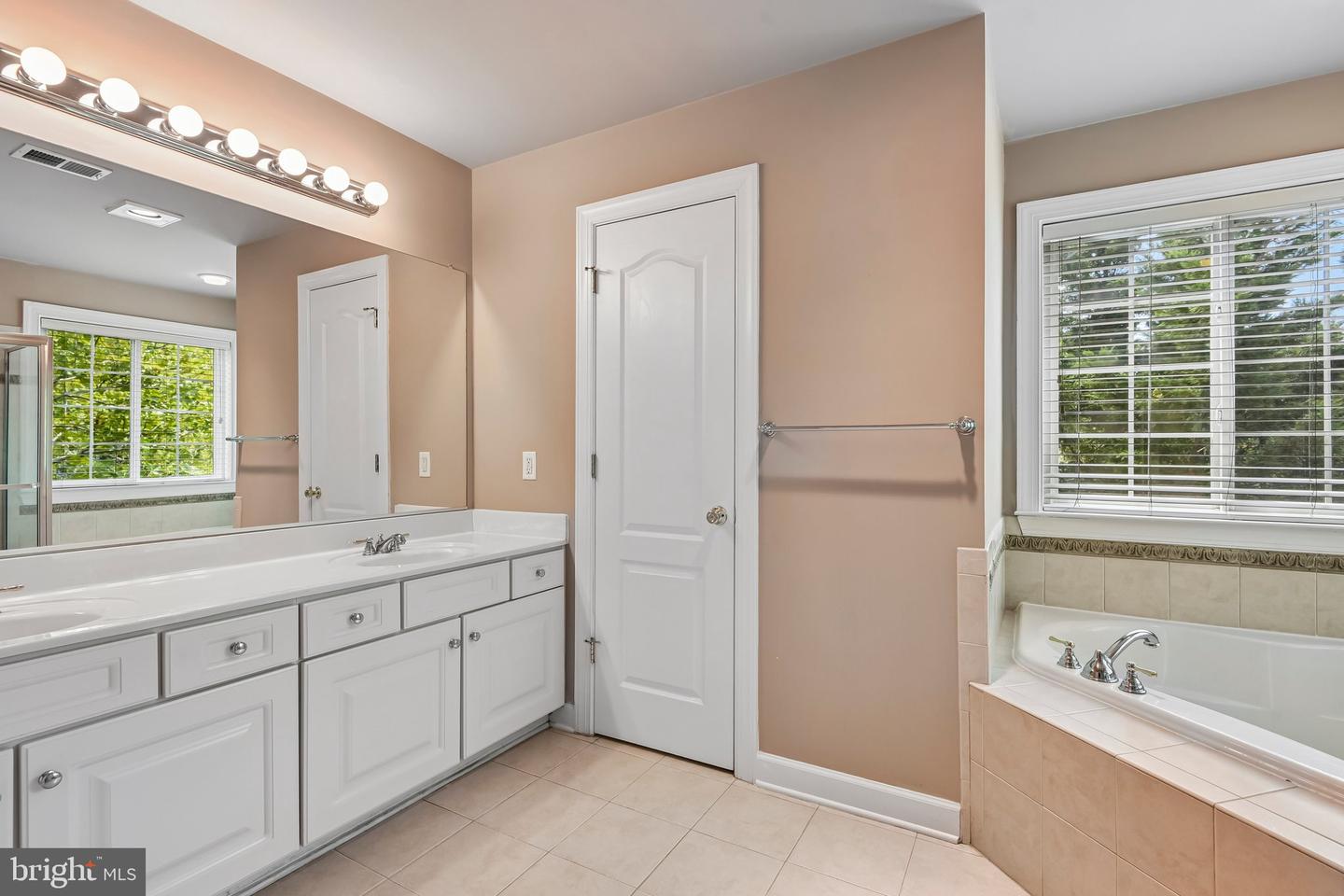3448 Carriage Walk Ct #24-b Property Photo 28