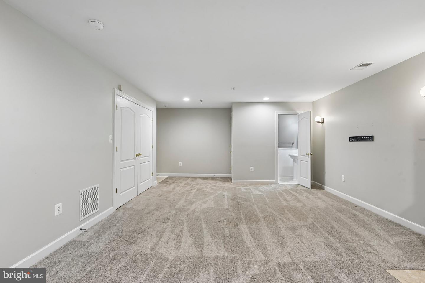 3448 Carriage Walk Ct #24-b Property Photo 32