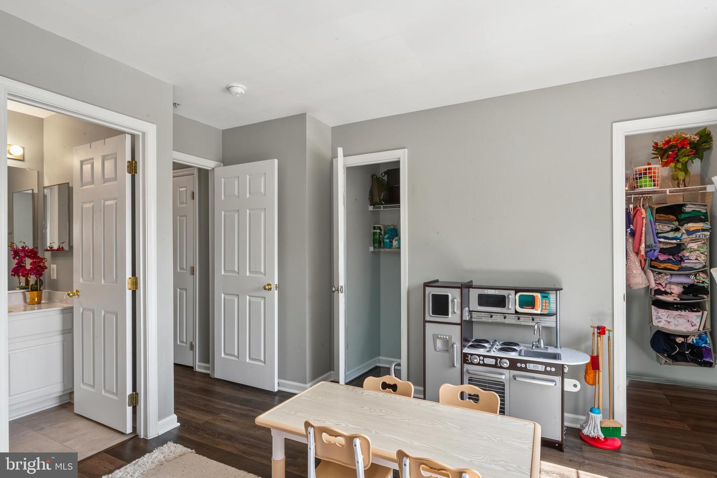 2704 Oak Leaf Ct #e Property Photo 32